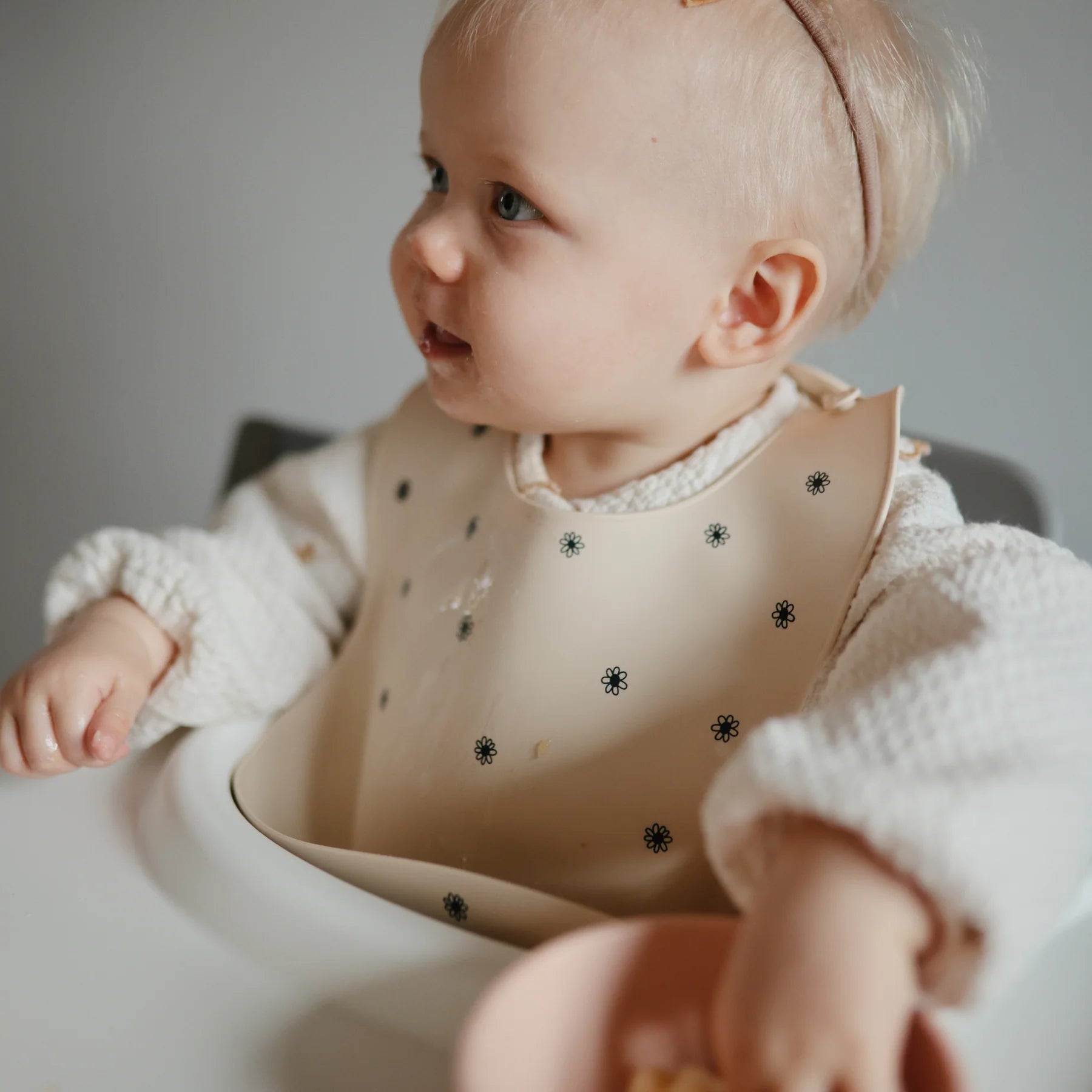Mushie | Silicone Baby Bib - Black Daisy