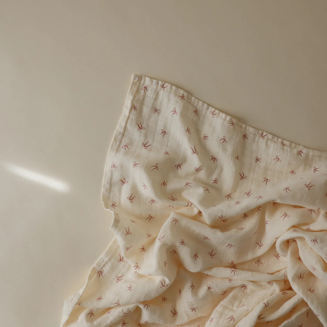 Mushie | Organic Cotton Muslin Swaddle - Bow