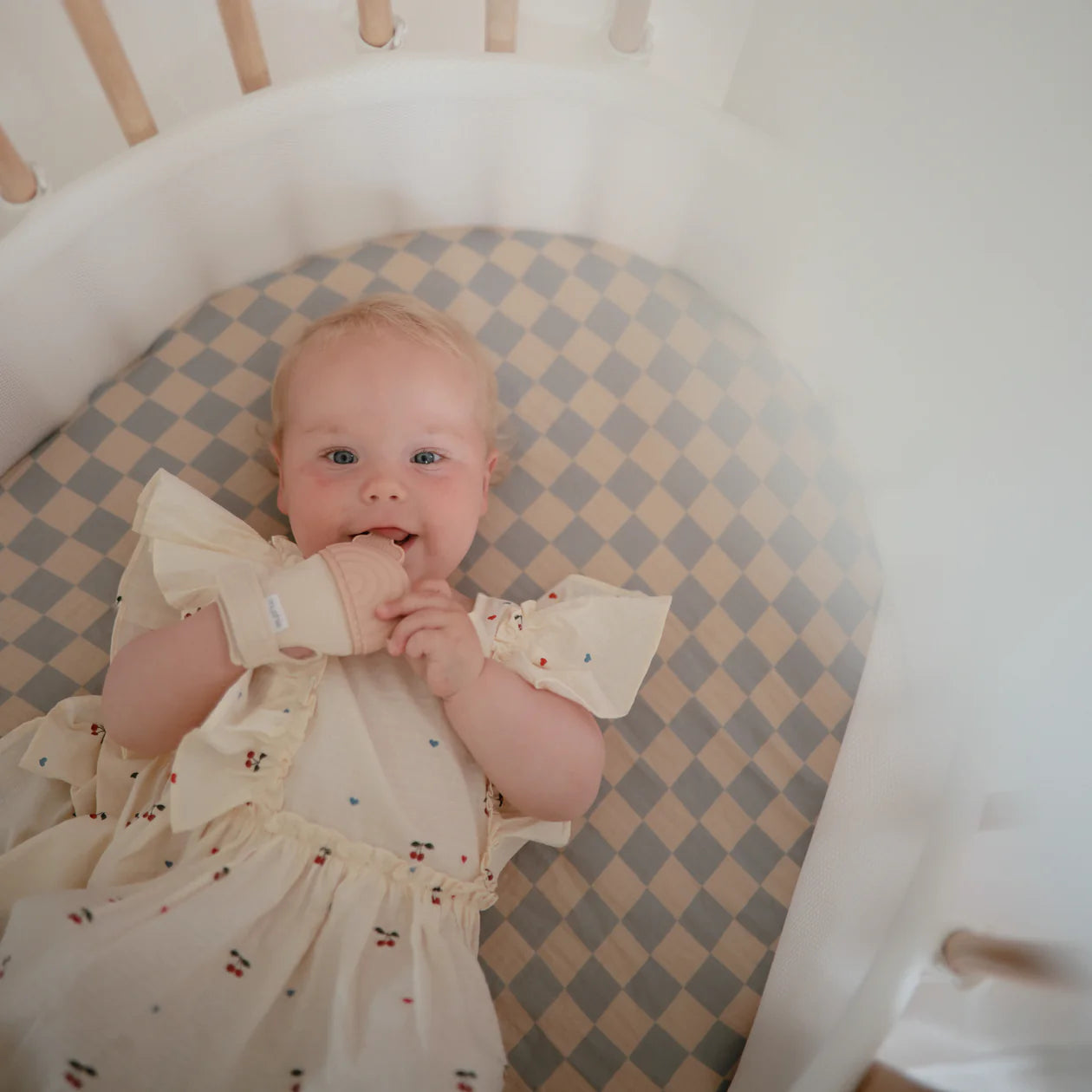 Mushie | Teething Mitten - Rainbow