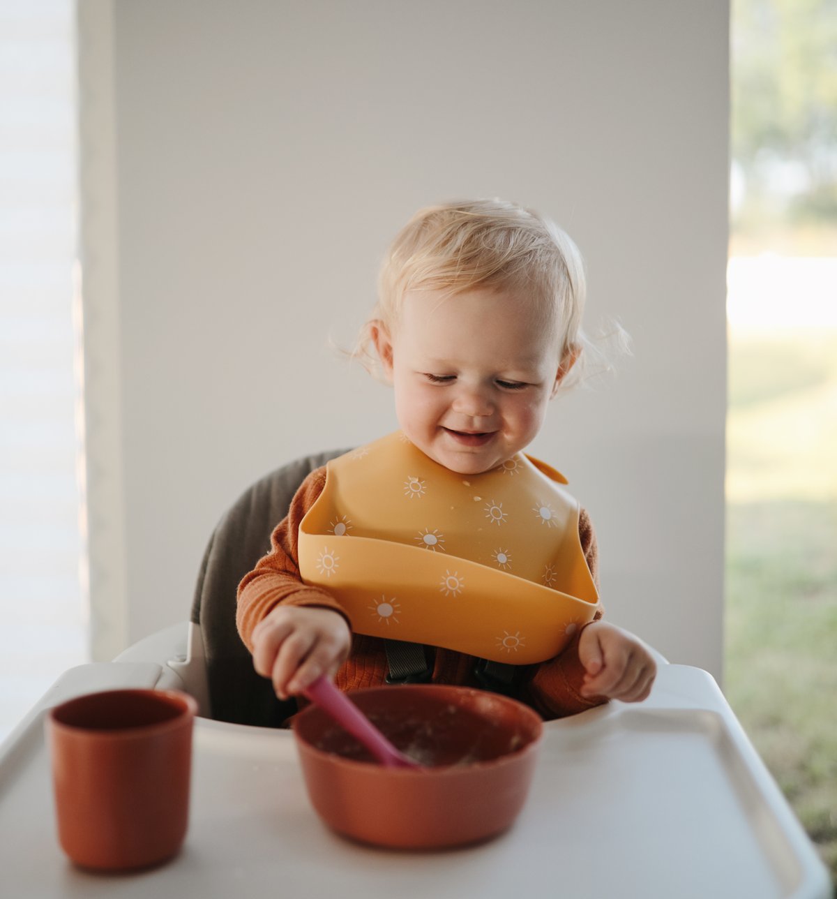 Mushie | Silicone Baby Bib - White Daisy