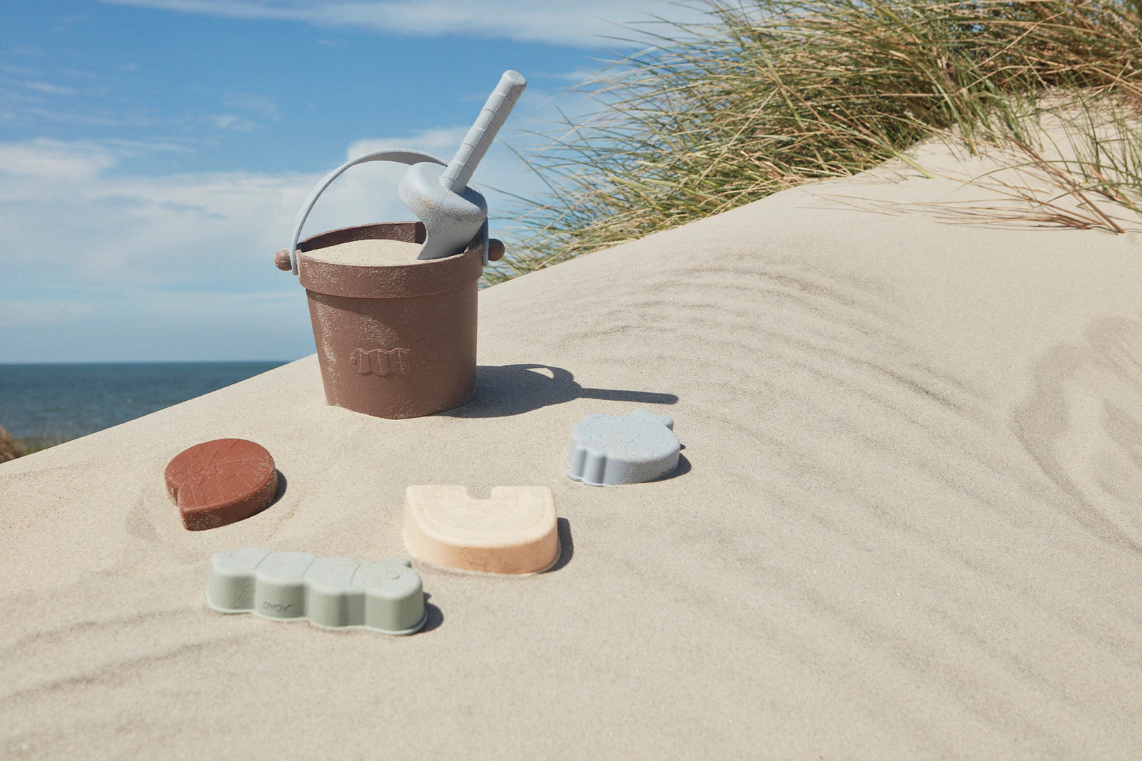OYOY | Silicone Leo Beach Set - Chocolate