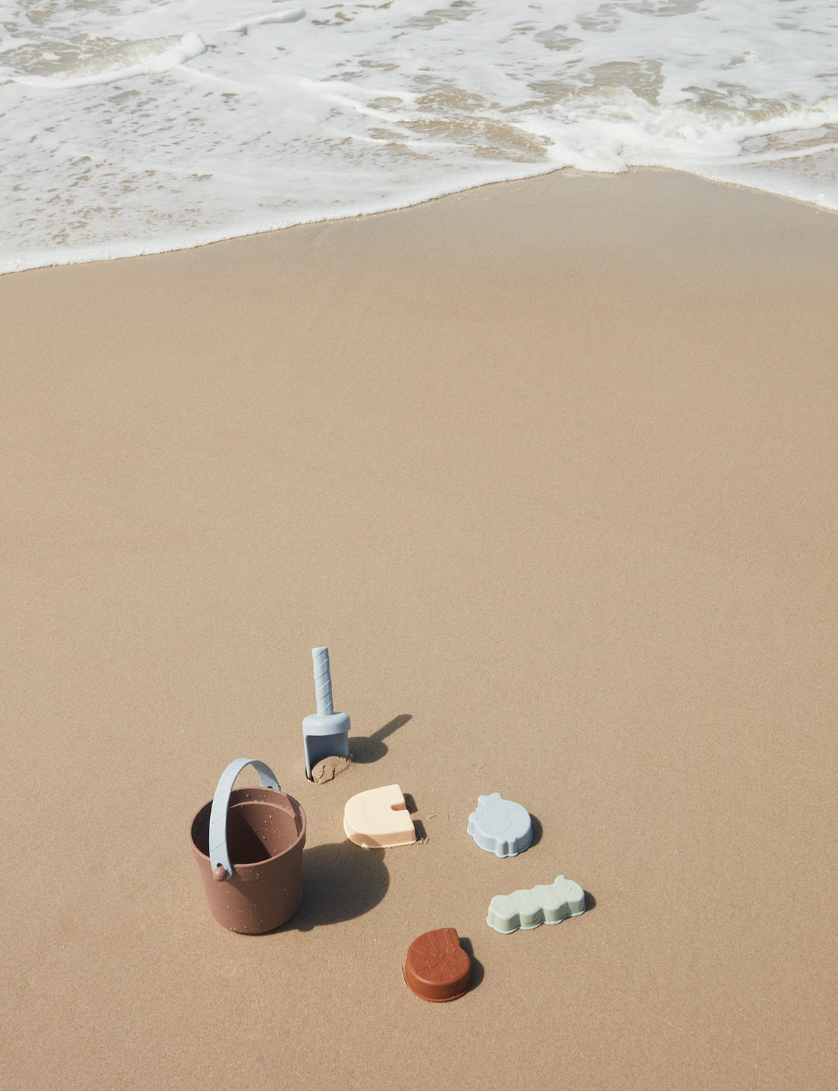 OYOY | Silicone Leo Beach Set - Chocolate